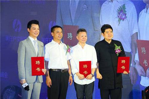 黑庄户乡领导顾洪涛向任鲁豫、王宏伟、陈军、颁发美丽乡村志愿者聘书黑庄户乡领导顾洪涛向任鲁豫、王宏伟、陈军、颁发美丽乡村志愿者聘书
